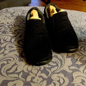 Mens size 8 Skechers loafer.